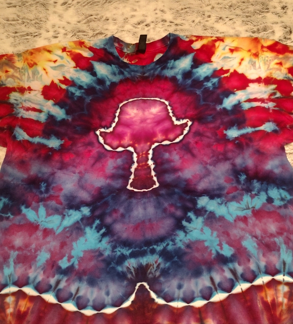 Gildan Men's XXL Tie-Dye Tee With A Mushroom On The Front and Tie Dye Hat